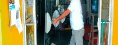 La imagen 1 de la Empresa CIERRA SOLA - PUERTAS DE VIDRIO Manijones en Córdoba Argentina